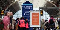 Pessoas esperam na estação ferroviária de Paddington, depois que um incêndio em uma subestação elétrica próxima acabou com a energia no Aeroporto Internacional de Heathrow, em Londres  Foto: REUTERS/Isabel Infantes