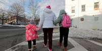 Uma imigrante sem documentação caminhando com as filhas nos EUA  Foto: Getty Images / BBC News Brasil
