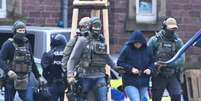 Daniela Klette é conduzida por policiais em 07/03/2024  Foto: DW / Deutsche Welle