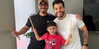 Léo, filho de Marília Mendonça, com o pai e o professor de bateria  Foto: Reprodução/Instagram