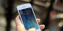 Mão de uma pessoa segurando iPhone branco. Foto: Jan Vaek por Pixabay / Flipar