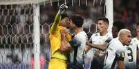 Hugo Souza comemora defesa de pênalti na final com o Palmeiras.  Foto: Alex Silva/Estadão / Estadão