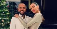 Esposa de Daniel Alves faz pronunciamento polêmico após jogador ser absolvido em caso de estupro: 'Morder a língua'.  Foto: Reprodução/Instagram, @joanasanz / Purepeople