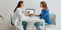 O ideal é que a primeira consulta ginecológica aconteça preferencialmente após a menarca  Foto: Peakstock | Shutterstock / Portal EdiCase