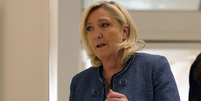 Marine Le Pen chega ao tribunal em Paris na manh&atilde; de segunda-feira  Foto: EPA / BBC News Brasil