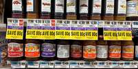 Potes de geleia Smucker e St Dalfour competem nas prateleiras de um supermercado com placas dizendo "Economize 80 centavos"  Foto: BBC News Brasil