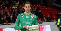 Jan de Boer com presente por ter sido o melhor atleta do Bryne FK na partida  Foto: X/@Bryne_fk / Reprodu&ccedil;&atilde;o