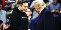 Donald Trump e Elon Musk pertam as mãos enquanto participam do Campeonato de Luta Livre da Divisão I da NCAA na Filadélfia, Pensilvânia  Foto: Getty Images North America - 22.03.2025