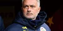  Foto: Reprodução - Legenda: Mourinho beliscou o nariz de técnico do Galatasaray após eliminação do Fenerbahçe nas quartas de final da Copa da Turquia / Jogada10