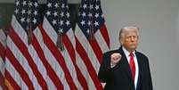 Donald Trump levanta o punho no anúncio de novas tarifas  Foto: Getty Images / BBC News Brasil