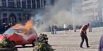 Motorista saiu em chamas ap&oacute;s carro pegar fogo em Amsterd&atilde;  Foto: Reprodu&ccedil;&atilde;o