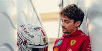 Charles Leclerc e o capacete especial para o GP do Jap&atilde;o  Foto: Scuderia Ferrari