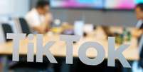 Amazon, Oracle e o fundador do OnlyFans s&atilde;o citados entre poss&iacute;veis compradores do aplicativo de v&iacute;deos TikTok  Foto: Getty Images / BBC News Brasil