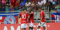  Foto: Ricardo Duarte/Internacional - Legenda: Alan Patrick comemora gol de Enner Valencia / Jogada10