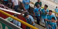 Torcedor do Sporting Cristal é flagrado imitando macaco em direção a palmeirenses, em Lima, no Peru.  Foto: @wirthsep via Instagram / Estadão