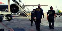 Policiais Federais em atividade em um aeroporto  Foto: Polícia Federal / Divulgação