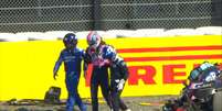 Jack Doohan sendo amparado ap&oacute;s batida  Foto: Reprodu&ccedil;&atilde;o / Twitter F1