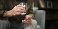 Entenda os riscos de beber cerveja durante tratamento com antibiótico  Foto: Freepik