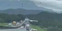 Avião monomotor faz pouso forçado em meio a veículos em rodovia de SC  Foto: Reprodução