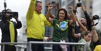 O ex-presidente Jair Bolsonaro na primeira manifesta&ccedil;&atilde;o ap&oacute;s ter se tornado r&eacute;u no Supremo Tribunal Federal (STF), acompanhado pela mulher, Michelle  Foto: Tiago Queiroz/Estad&atilde;o / Estad&atilde;o