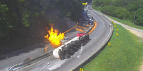 SC: caminhão-tanque explode em acidente e incendeia 25 veículos na BR-101  Foto: Reprodução/Arteris Litoral Sul