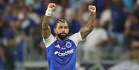 Gabigol (Cruzeiro) comemorando seu gol contra o Mirassol, no dia 29.03.2025 Foto: Associated Press / Alamy Stock Photo