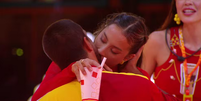 Maike e Renata deram um beijão ao som de 'Medo Bobo'  Foto: Reprodução/Globo
