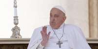Papa Francisco faz bênçãos ao aparecer no fim de missa celebrada pelo Monsenhor Rino Fisichella na Praça de São Pedro, no Vaticano, neste domingo, 6 de abril.  Foto: Riccardo De Luca/Anadolu via Getty Images