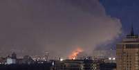 Um inc&ecirc;ndio assola o distrito de Obolonskyi ap&oacute;s um ataque de m&iacute;ssil bal&iacute;stico russo em Kiev, Ucr&acirc;nia, em 6 de abril de 2025  Foto: NurPhoto/GettyImages