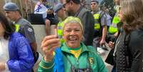 Neuza de Almeida, de 73 anos, foi sozinha de Sorocaba para São Paulo para participar do ato pró-Bolsonaro  Foto: Sofia Pilagallo/Terra