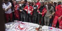 Colegas participam dos funerais dos oito socorristas do Crescente Vermelho Palestino encontrados mortos em uma vala comum em Raffah. 31 de março de 2025  Foto: © Abdel Kareem Hana / AP / Deutsche Welle