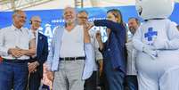 Dando inicio a campanha nacional de Vacinação contra influenza o Ministro de Estado e da Saúde, Alexandre Padilha, e a médica do Presidente Dra. Ana Helena Germoglio realizam a vacina no Presidente da República, Luiz Inácio Lula da Silva e no Vice-Presidente da República, Geraldo Alckmim, durante a visita e cerimônia de inauguração da Fábrica da Novo Nordisk.  Foto: Ricardo Stuckert/PR