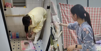 Jovem mora em banheiro na China para evitar aluguel alto  Foto: Reprodu&ccedil;&atilde;o/Facebook Phoenix TV
