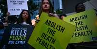Relat&oacute;rio da Anistia Internacional aponta para novo recorde de execu&ccedil;&otilde;es por pena de morte no mundo desde 2015 Na foto: Ativistas seguram cartazes durante uma vig&iacute;lia contra a execu&ccedil;&atilde;o iminente do cidad&atilde;o malaio Pannir Selvam Pranthaman, condenado &agrave; morte por tr&aacute;fico de hero&iacute;na com destino a Cingapura, em frente &agrave; embaixada de Cingapura em Kuala Lumpur, em 19 de fevereiro de 2025.  Foto: AFP - MOHD RASFAN / RFI