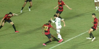 Pênalti marcado em Raphael Veiga gerou muita polêmica  Foto: Reprodução
