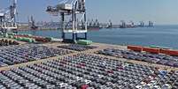 Uma vista a&eacute;rea de carros novos aguardando embarque no porto da cidade de Yantai, na prov&iacute;ncia de Shandong, no leste da China, domingo, 30 de mar&ccedil;o de 2025. (Chinatopix Via AP) CHINA OUT  Foto: AP / RFI