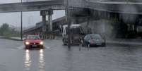 A forte chuva que caiu na região metropolitana do Rio de Janeiro causou alagamento, deixando intransitável e sem segurança a Rodovia Washington Luís (BR-040), na altura da Reduque, no município de Duque de Caxias, no fim de tarde deste sábado, 5  Foto: FERREIRA DOS SANTOS/ATO PRESS/ESTADÃO CONTEÚDO