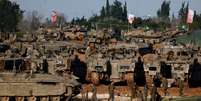 Soldados israelenses perto de veículos militares, durante um cessar-fogo entre Israel e Hamas, perto da fronteira com Gaza, em Israel, 15 de fevereiro de 2025. REUTERS/Amir Cohen TPX IMAGES OF THE DAY  Foto: © Amir Cohen / Reuters / RFI