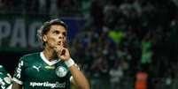 Richard Rios manda torcida fazer silêncio  Foto: Estadão Conteúdo/VINICIUS NUNES