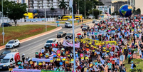 Indígenas manifestam em frente ao Congresso Nacional nesta quinta-feira, 10   Foto: Reprodução/Redes Sociais