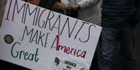 Cartaz diz "imigrantes fazem América grande", durante protestos anti-Trump em 18/01/25, em Washington.  Foto: © RFI/Jan van der Made / RFI