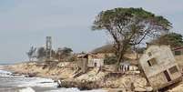 A faixa de areia vai sendo tomada e os imóveis ficam sem sustentação em seus alicerces. Foto: Reprodução Facebook / Flipar