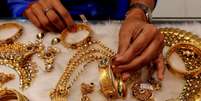 O preço do ouro bateu uma série de recordes neste ano à medida que a demanda pelo metal precioso aumenta em meio à incerteza diante da guerra tarifária  Foto: Reuters / BBC News Brasil