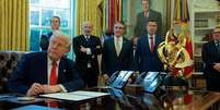 Assessores de Trump tentaram convencê-lo de rever as tarifas - mas foi o mercado de títulos que acabou fazendo isso, segundo analistas  Foto: Getty Images / BBC News Brasil