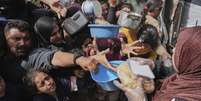 Distribuição de comida em Gaza, em 7 de abril de 2025.  Foto: AP - Jehad Alshrafi / RFI