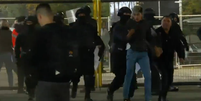 Torcedores entram em confronto com a policia  Foto: Reprodução/TVN