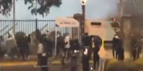 Torcedores do Colo-Colo atiram objetos contra viatura policial em meio à confusão durante partida contra o Fortaleza, pela Libertadores  Foto: Reprodução/X @TVN