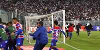   A partida entre Colo-Colo e Fortaleza foi interrompida por uma confusão que terminou com a morte de dois torcedores do clube chileno.  Foto: Getty Images