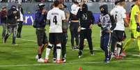 Jogadores do Colo Colo conversam com torcedores que invadiram o gramado  Foto: Marcelo Hernandez / Getty Images