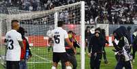 Torcedores do Colo-Colo invadem gramado  Foto: Getty Images/Marcelo Hernandez